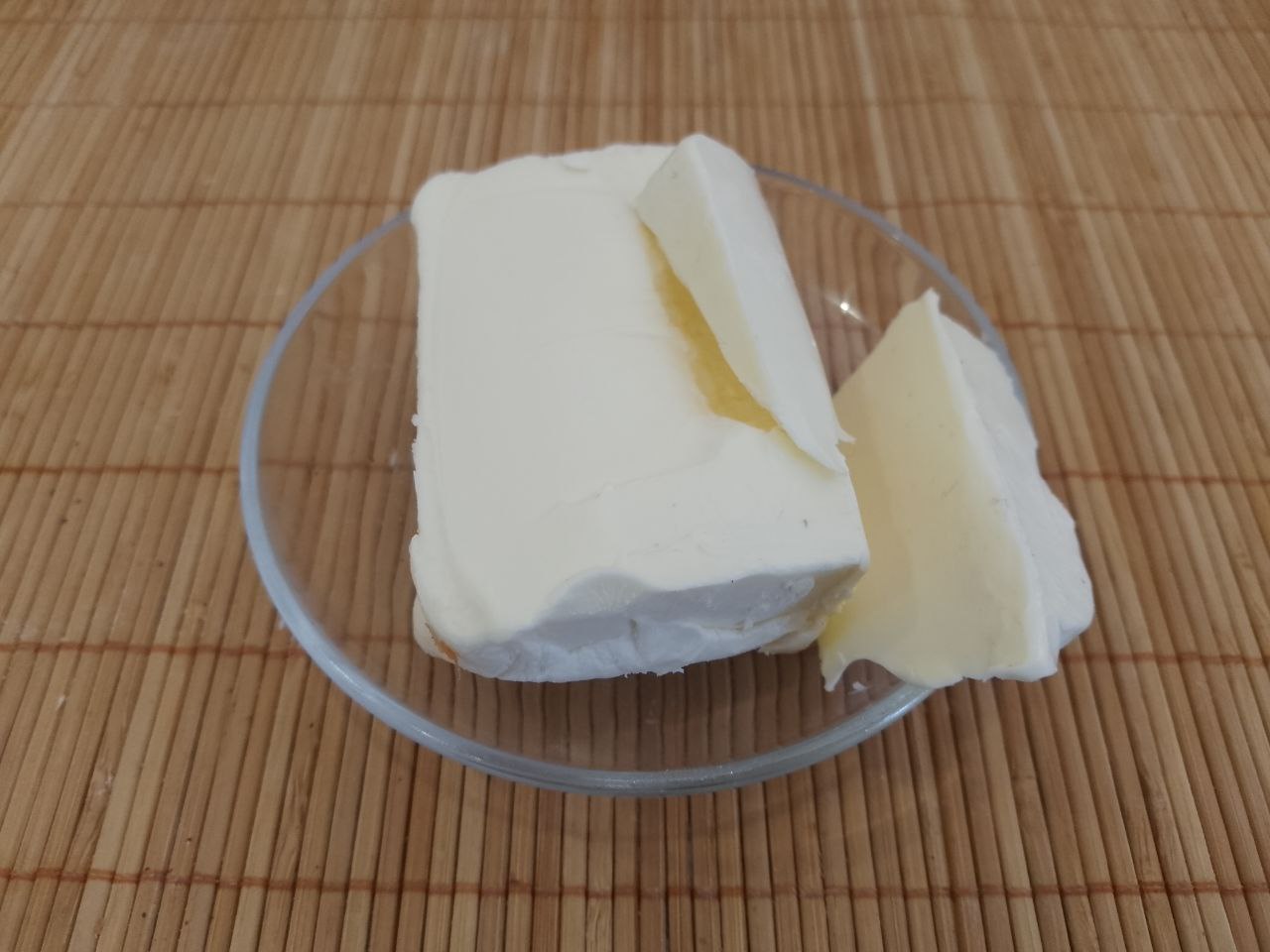 Домашнее печенье с кокосовой стружкой, песочное и рассыпчатое: В сухую смесь вливаем растительное масло и размягченное сливочное масло, растираем в мучную крошку.