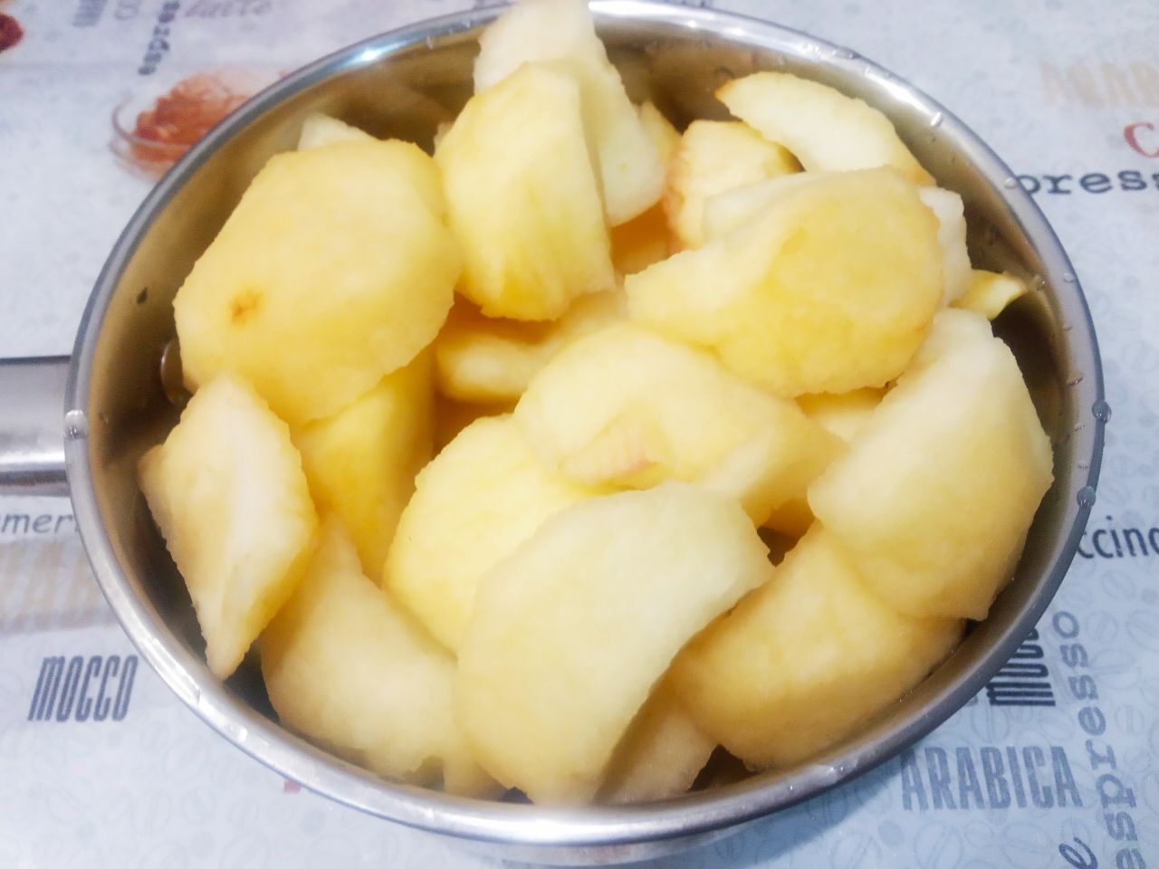 Вкусный десерт из яблочного желе и лимона: Яблоки промываем, очищаем от кожуры и разрезаем на дольки желаемого размера.
