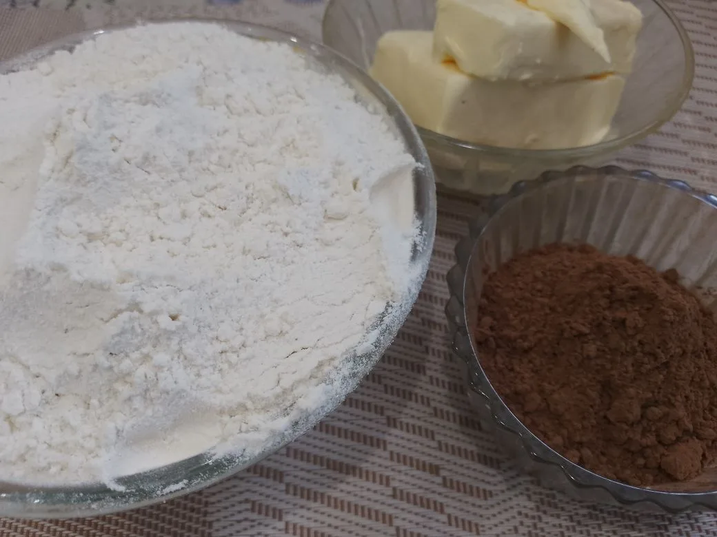 Шоколадное песочное печенье с кунжутом и кокосовой стружкой