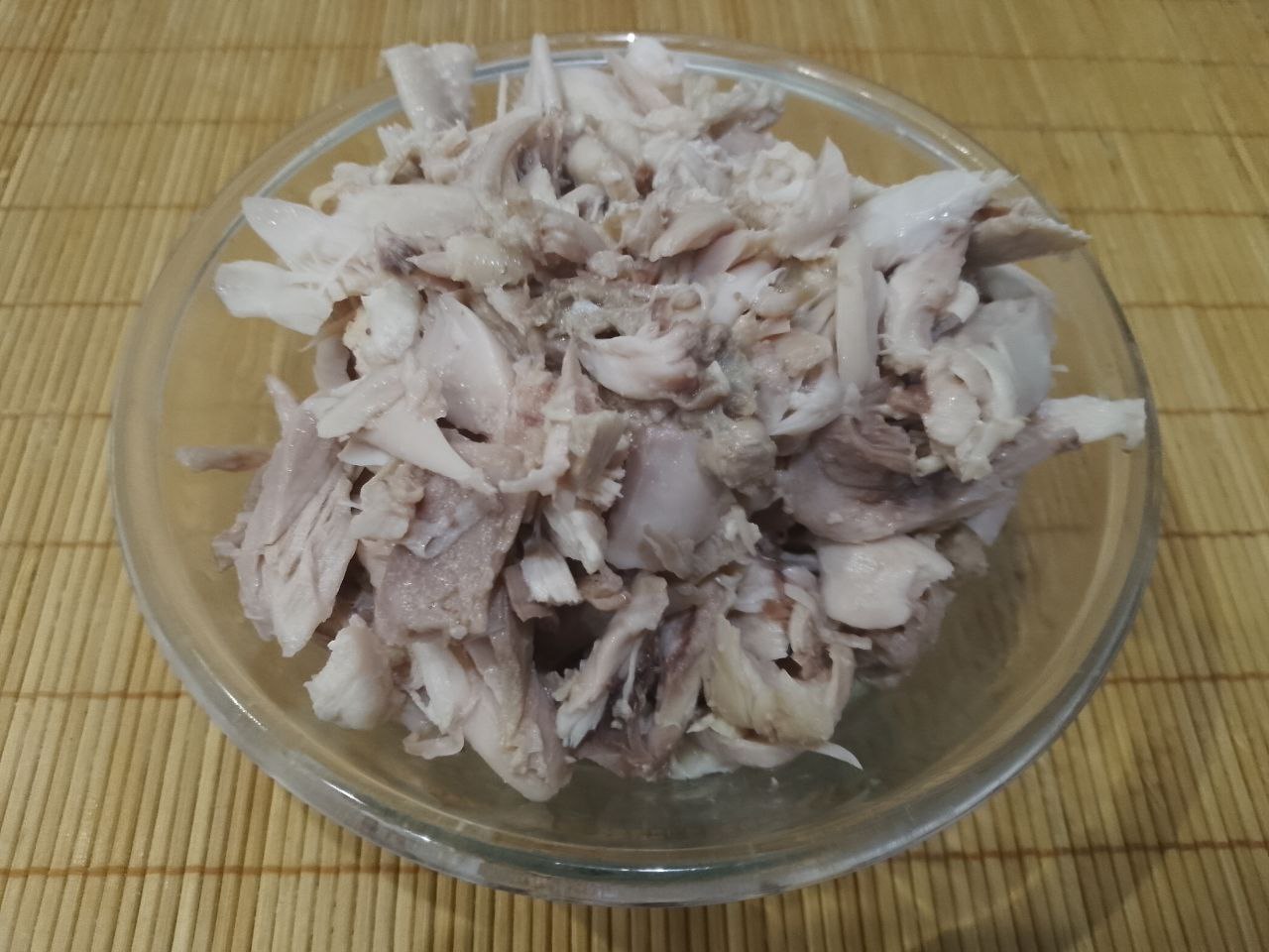 Лаваш с мясной начинкой, на сковороде, вкусный и аппетитный: Куриное мясо отвариваем со специями до готовности и измельчаем в блендере.