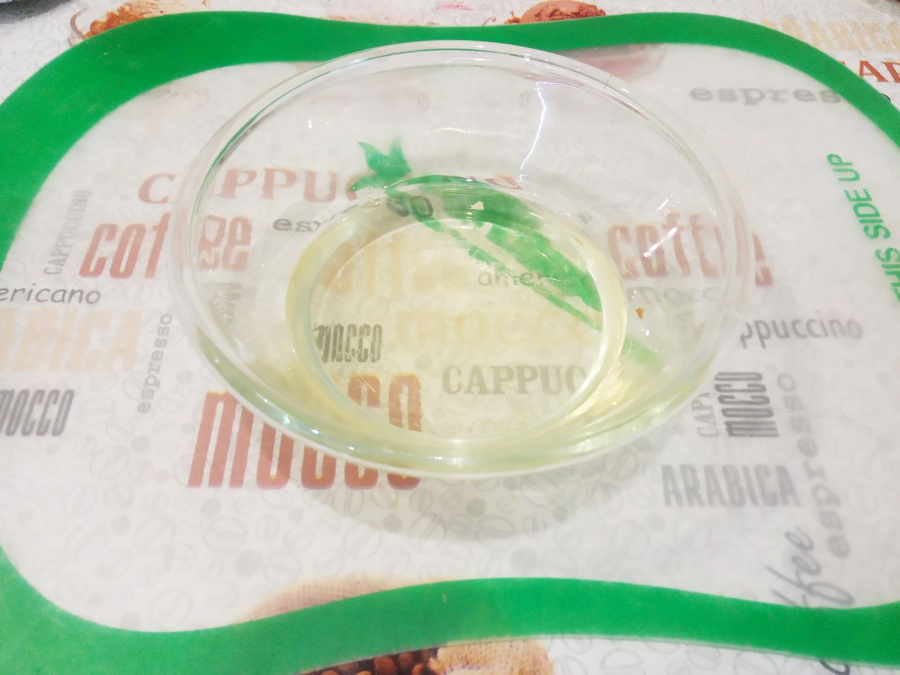 Мандариновое печенье на растительном масле, мягкое и рассыпчатое: Добавляем в желтковую смесь мандариновую цедру, растительное масло, щепотку соли и соду, размешиваем.