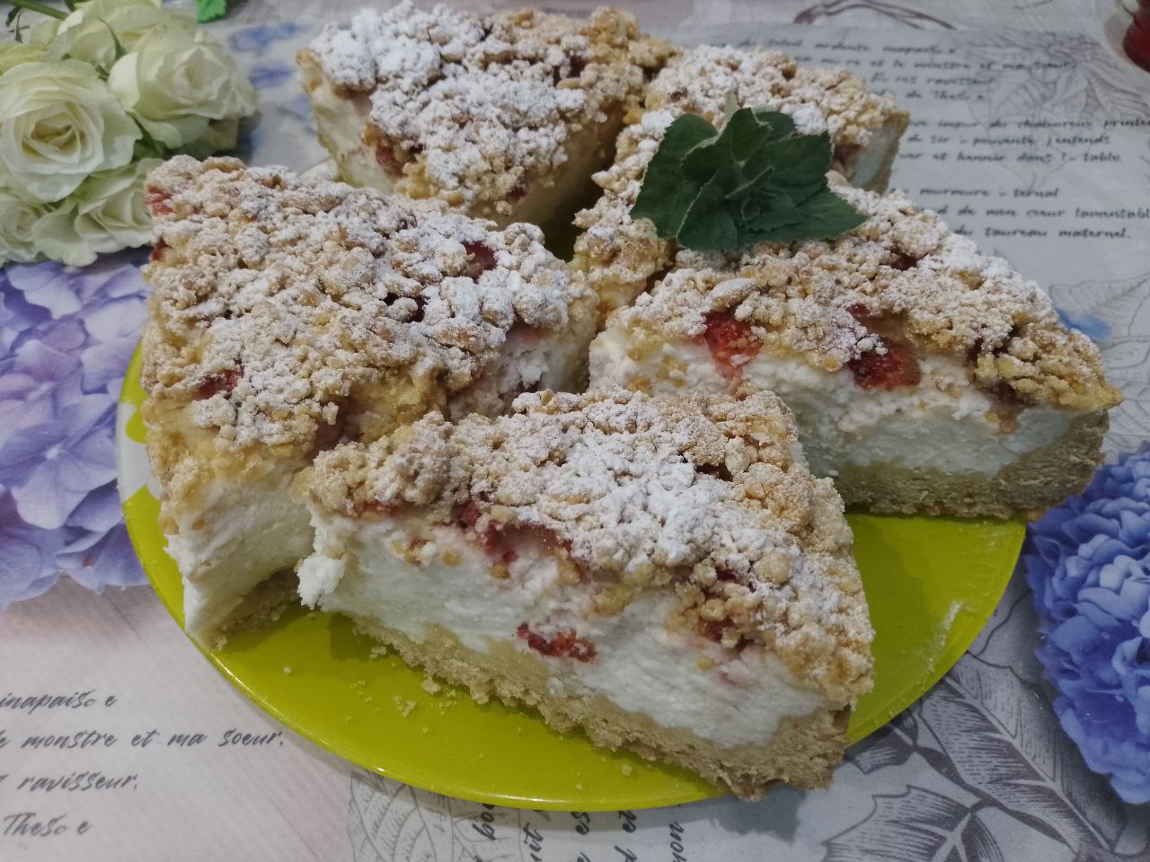 Пирог из песочной крошки, творожной начинки и ягод клубники
