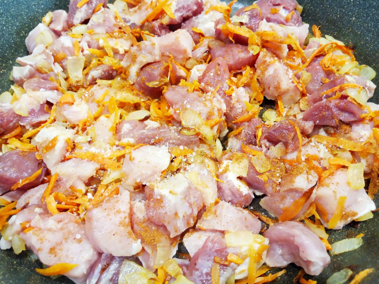 Бурый рис с мясом, в мультиварке: Кладем кусочки свинины, солим и перчим по вкусу, перемешиваем, накрываем крышкой и на небольшом огне