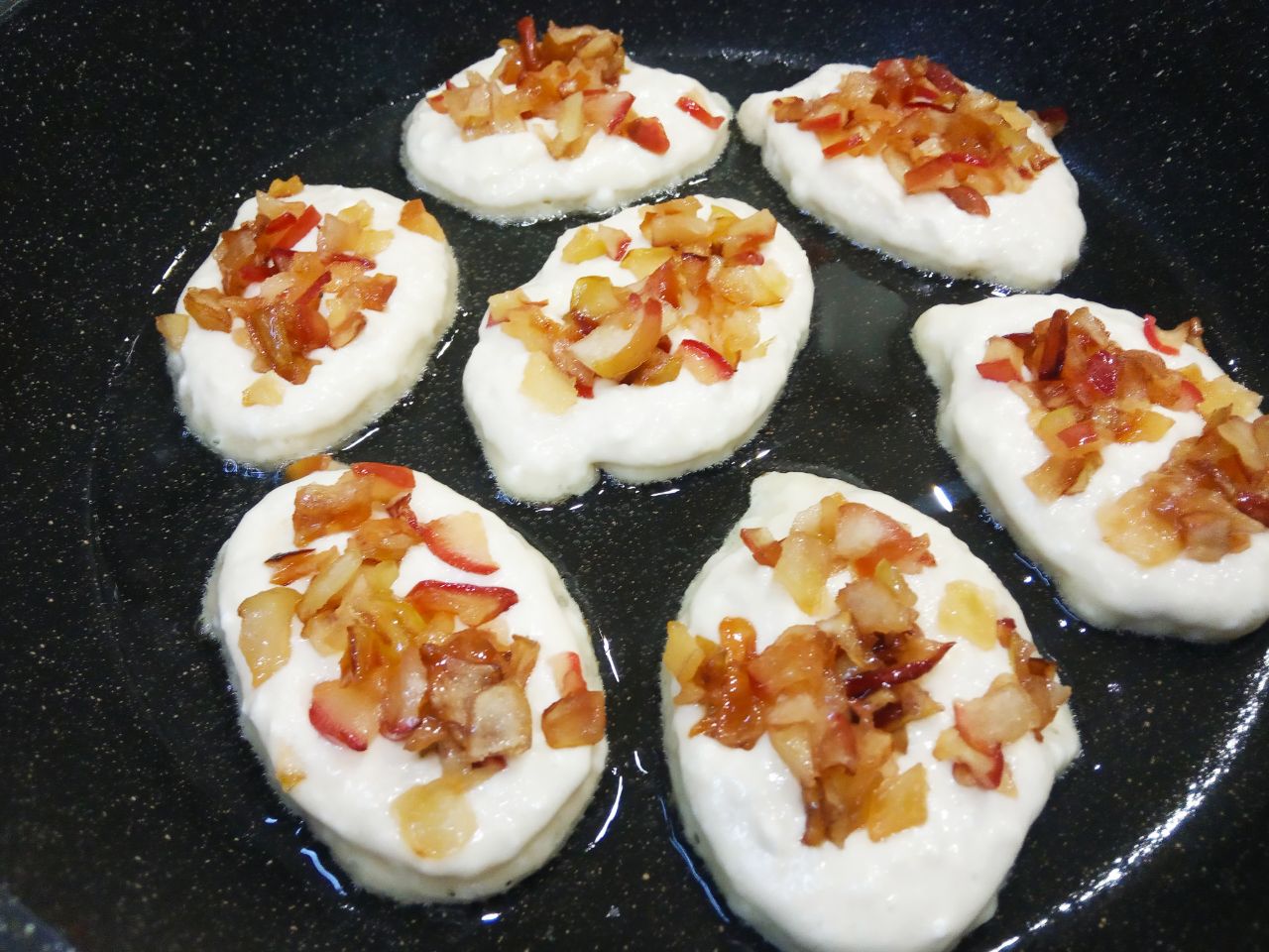 Оладьи с творогом и яблоками, просто и вкусно: На оладьи сверху кладем начинку.