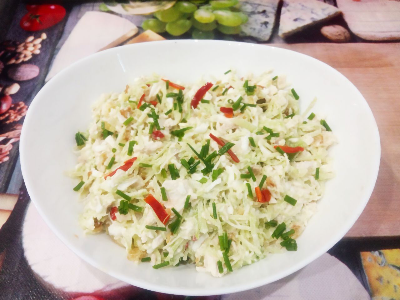 Салат из редьки, куриного филе и яиц, вкусный и сытный: Заправляем салат майонезом, размешиваем и перекладываем в салатницу.