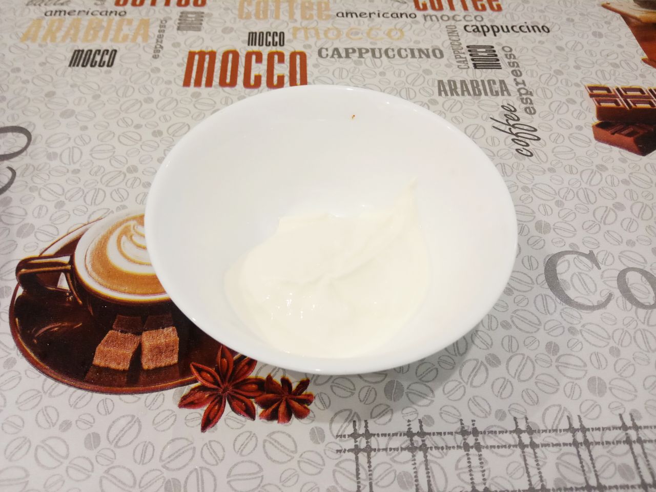 Оладьи пышные, вкусные и аппетитные: Выливаем в яичную смесь кефир и сметану, добавляем соду, быстро размешиваем.