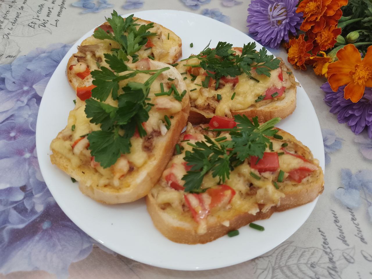 Горячие бутерброды с куриным мясом и сыром, сытные и аппетитные