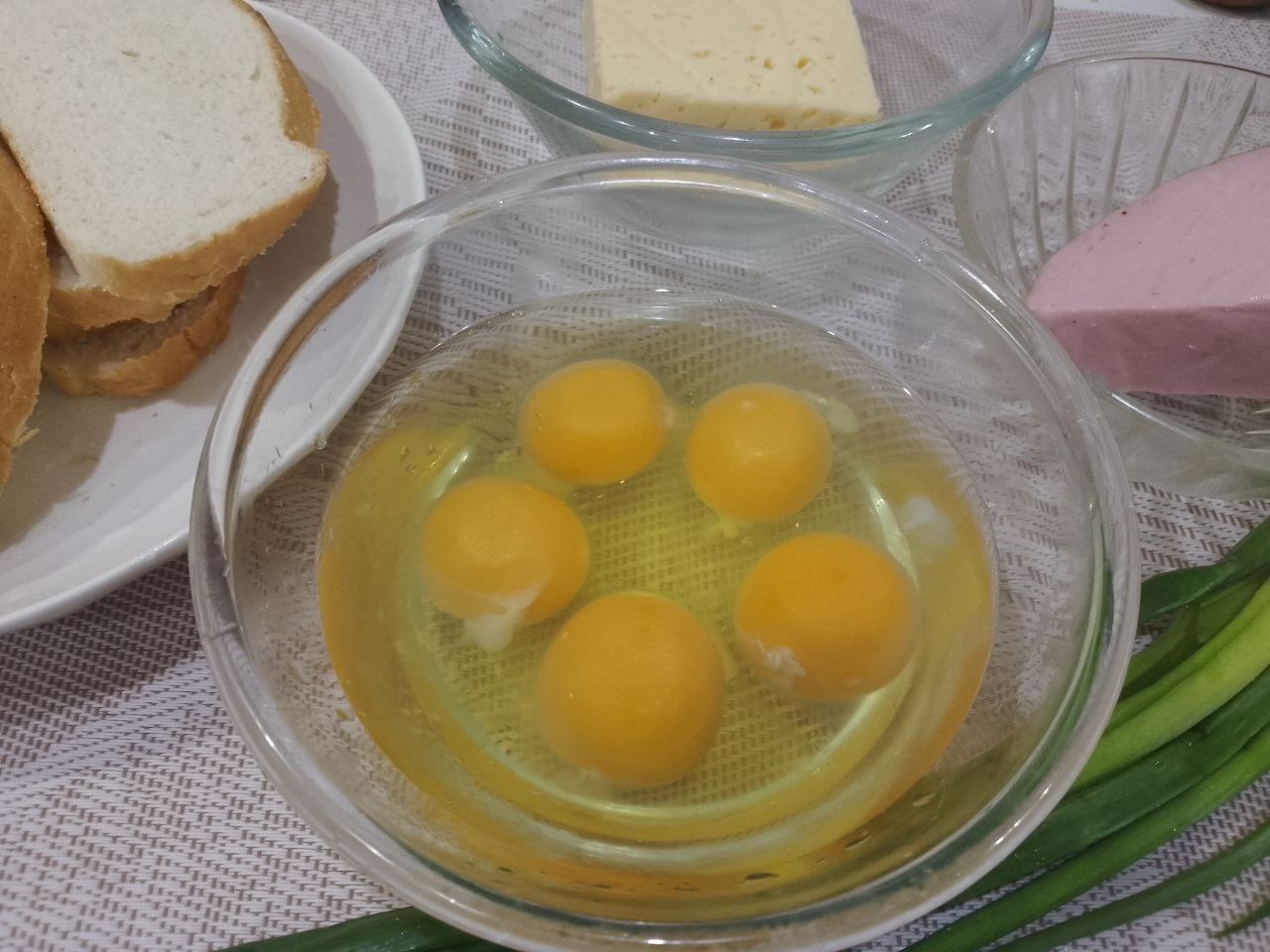 Бутерброды с яйцами и сыром, жареные на сковороде