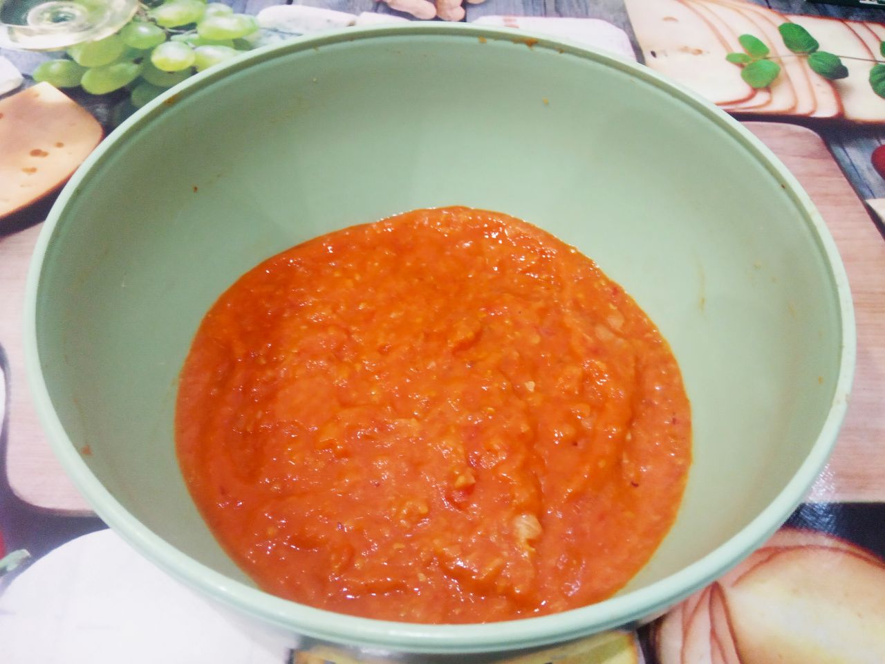Мясо с соусом из овощей, к макаронным изделиям: В чашу складываем обжаренные овощи и измельчаем погружным блендером, солим и перчим по вкусу.