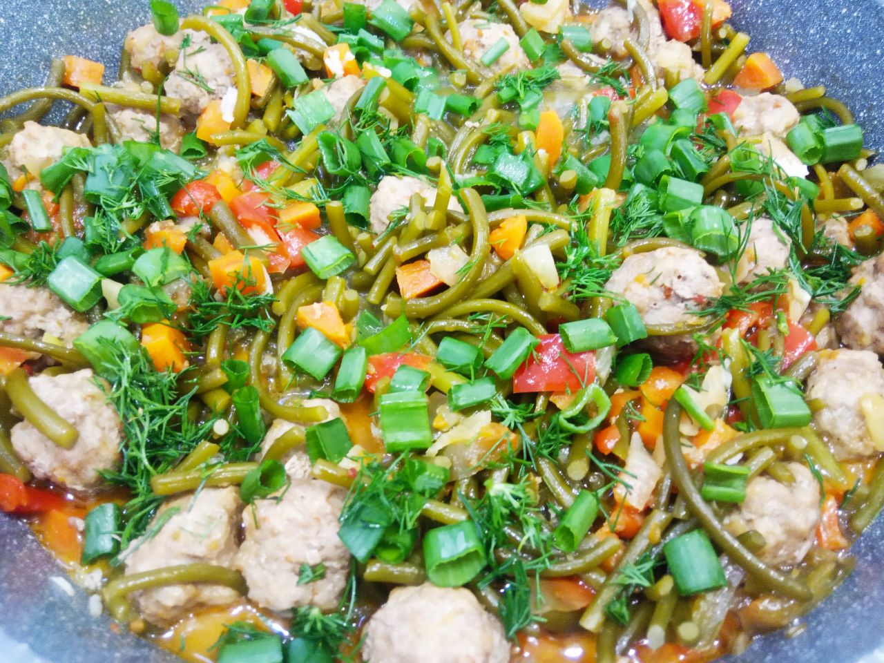 Чесночные стрелки с овощами, томатным соусом и мясным фаршем: Кладем чеснок и зелень в конце приготовления, тушим ещё пять минут и снимаем с огня.
