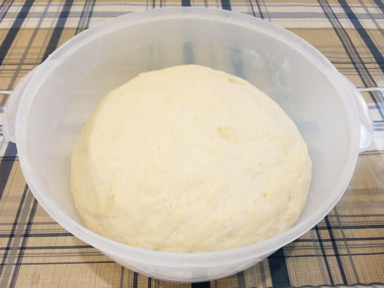 Сосиски в тесте и пампушки в чесночной заливке, вкусно и просто: Когда тесто увеличится в объеме в несколько раз, перемешиваем.