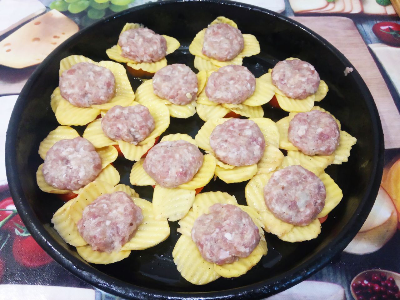 Картофель запеченный с фаршем, перцем и сыром, в духовке: По центру выложенного картофеля, кладем мясные биточки.