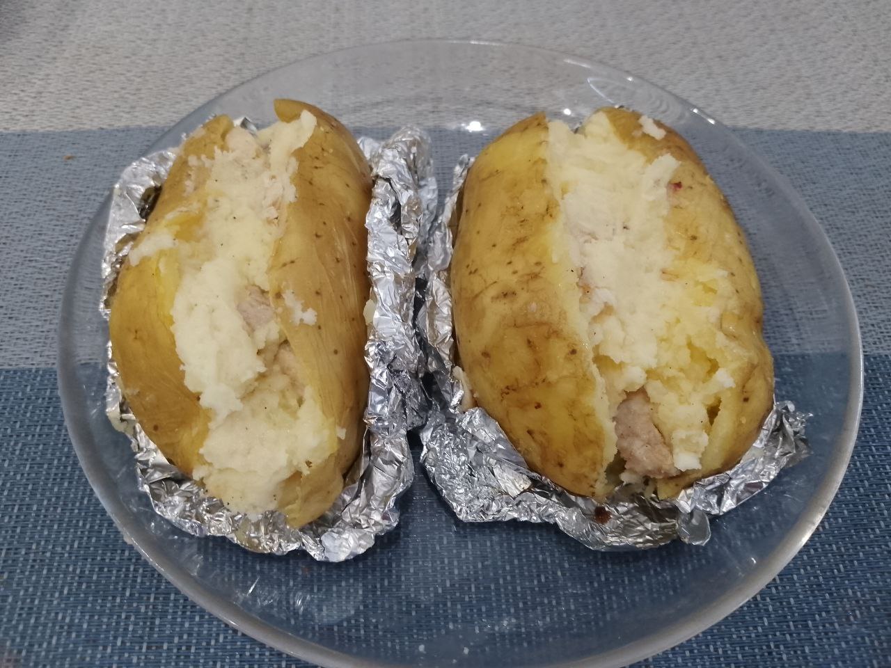Картошка крошка нежная ароматная и сытная: Наполняем картофель начинкой и соединяем, но не совсем, чтобы можно было положить сверху мясо и сыр.