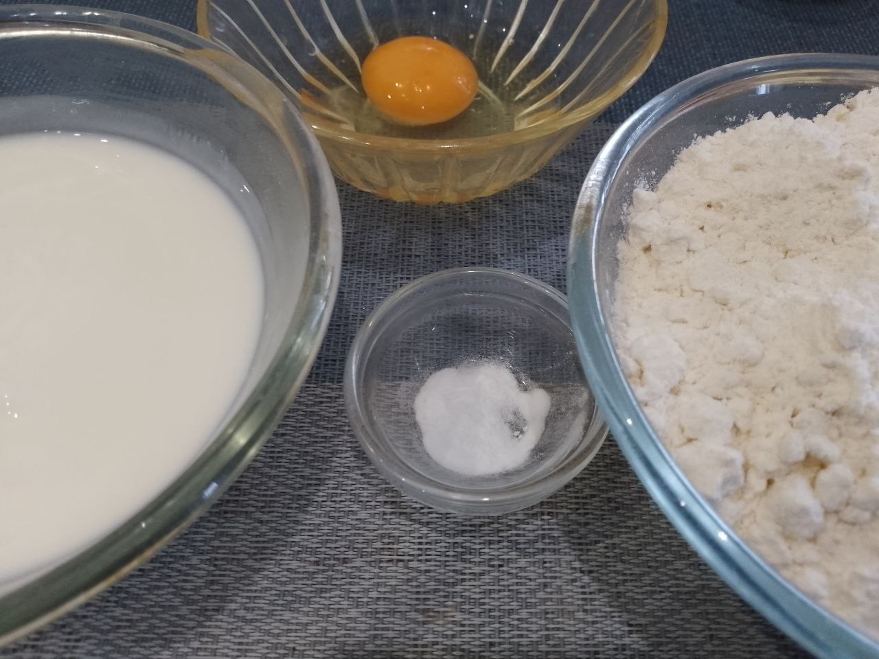 Вкусная мясная закуска в тесте и кляре, на сковороде: Для приготовления теста, в чашу разбиваем яйцо, добавляем соль и кефир, перемешиваем.Всыпаем частями муку