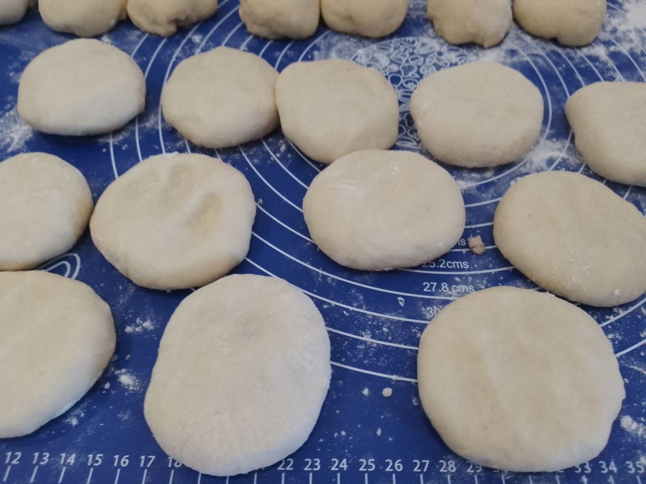 Пирожки из дрожжевого теста на сметане, с мясной начинкой, жареные на сковороде: На середину кладем начинку, края защипываем и формируем пирожки круглой формы.