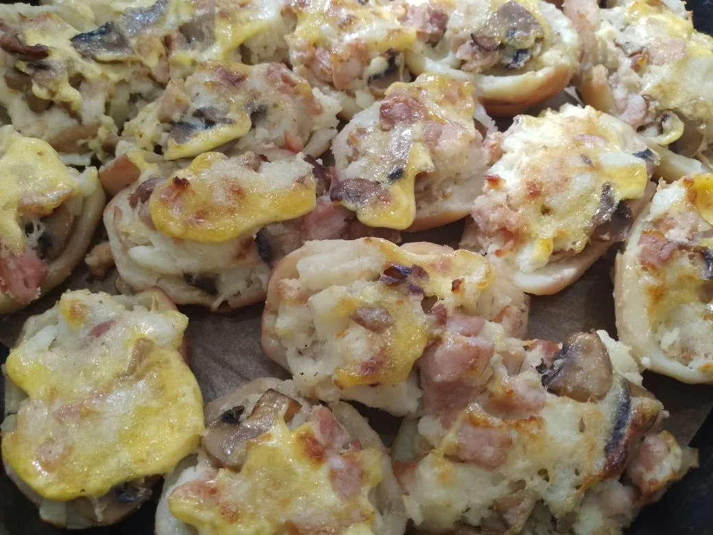 Картофель с начинкой из куриного мяса, шампиньонов и сыра: Ставим в разогретую духовку до 180 С на 20 минут.