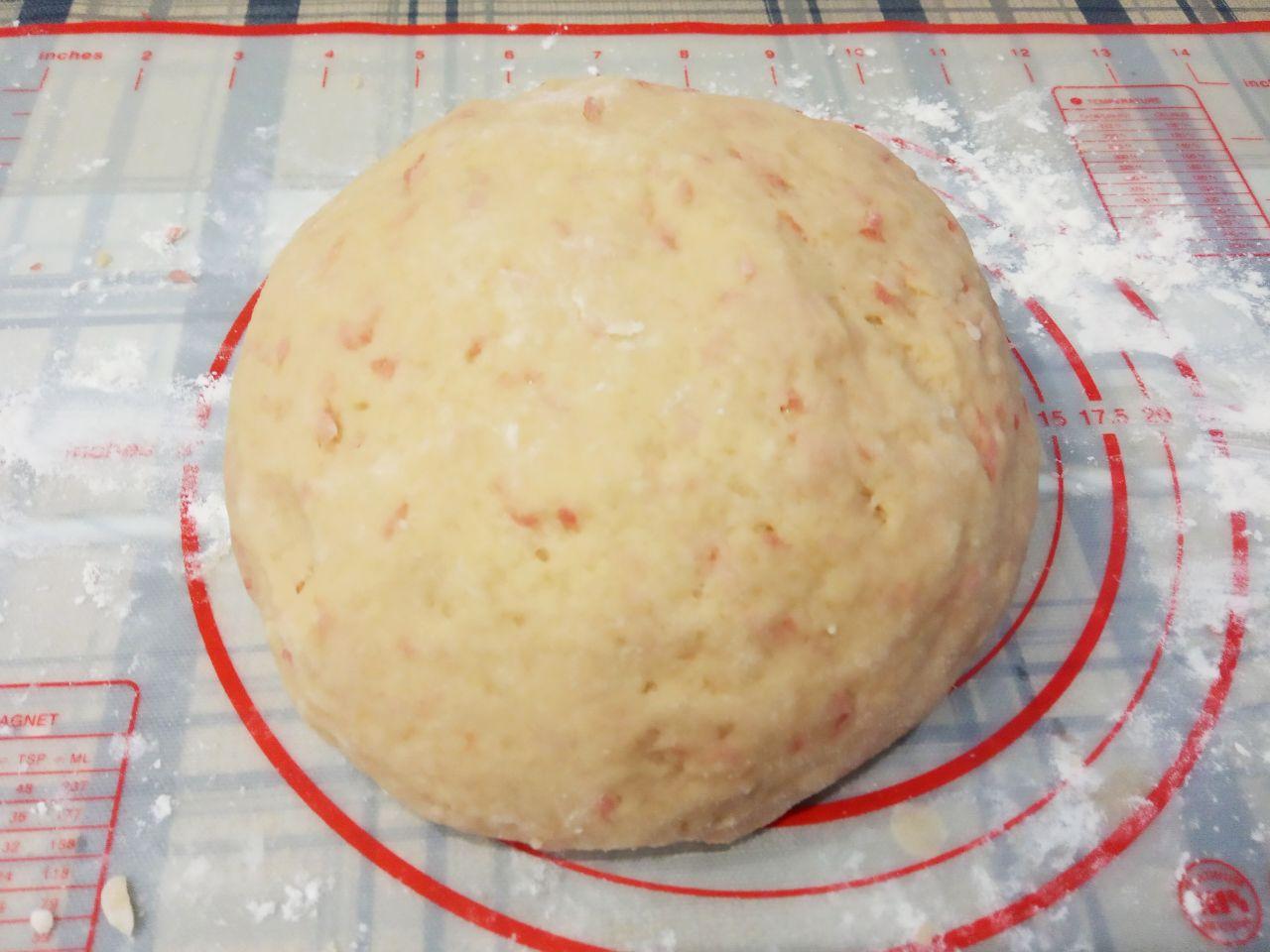 Простой рецепт грейпфрутового печенья, просто и вкусно: Мучную крошку соединяем с размешанной массой, размешиваем сначала лопаткой затем замешиваем мягкое и нежное