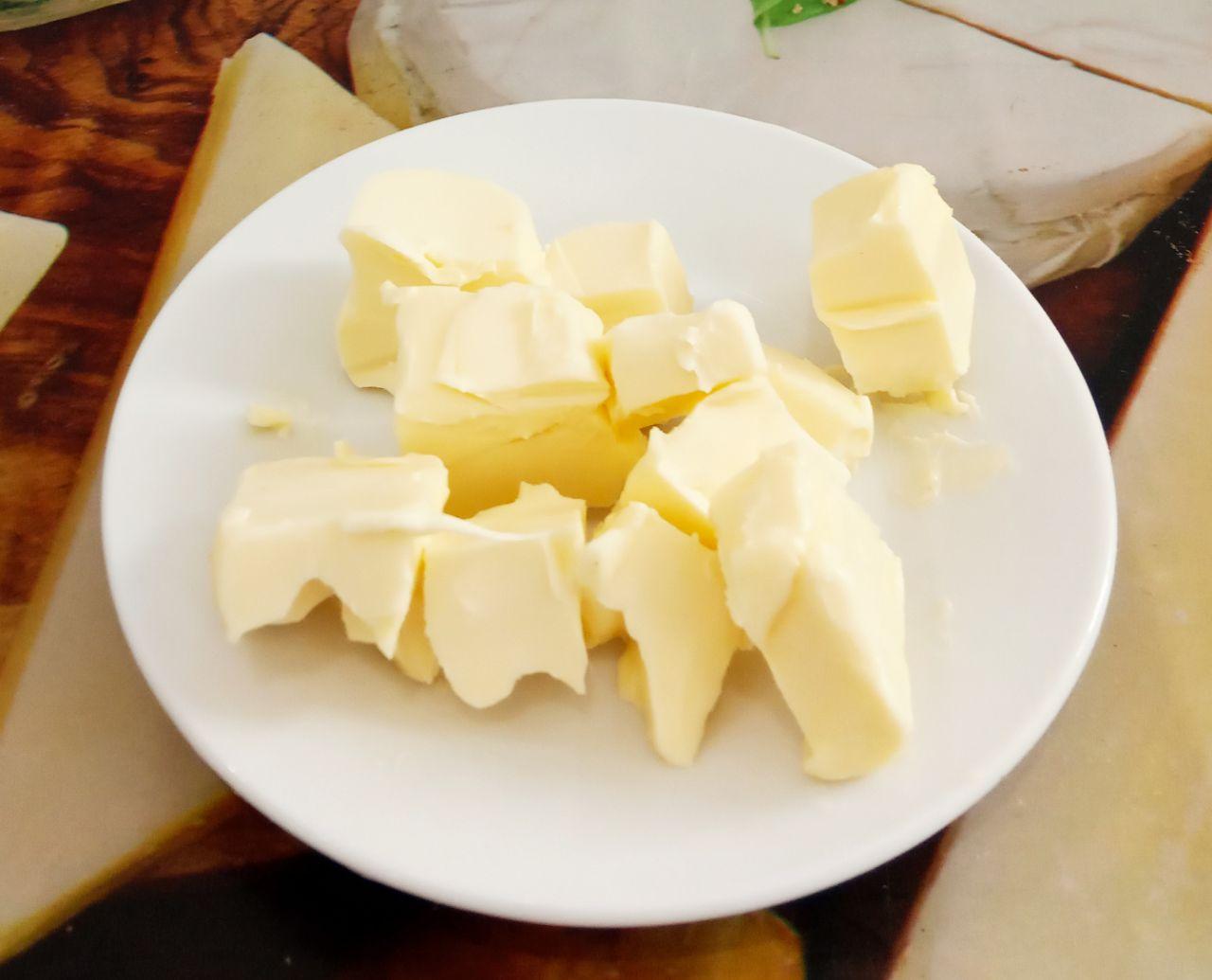 Печенье с творожной начинкой и яблоками: В муку кладем размягченное сливочное масло и растительное масло без запаха, растираем в крошку.