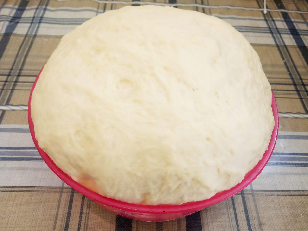 Мягкие воздушные булочки с кунжутом из простых и доступных ингредиентов: Когда тесто поднимется, перемешиваем и оставляем ещё на полчаса для подъема.