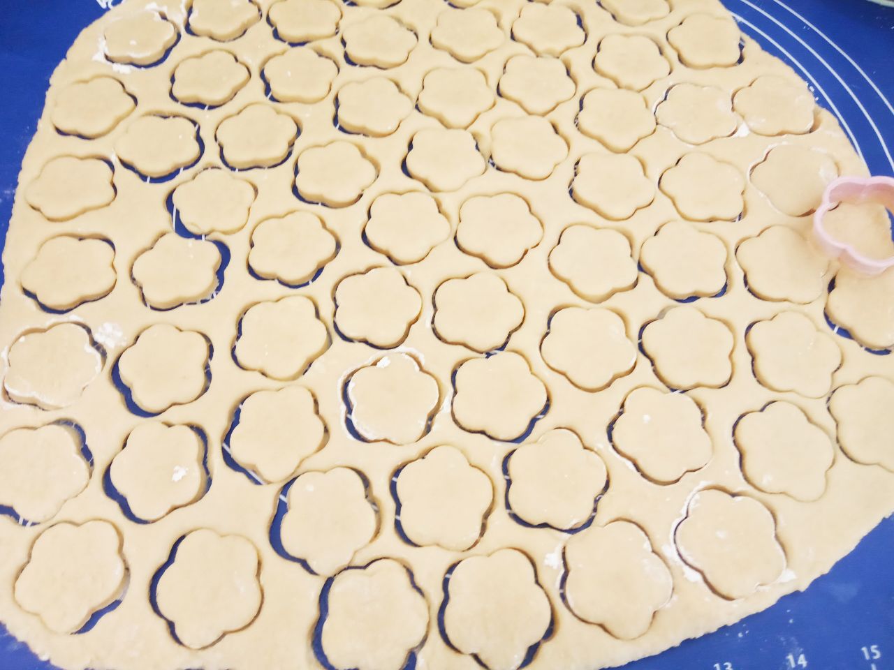 Домашнее песочное и рассыпчатое печенье, с кунжутом: Формочкой вырезаем печенье.