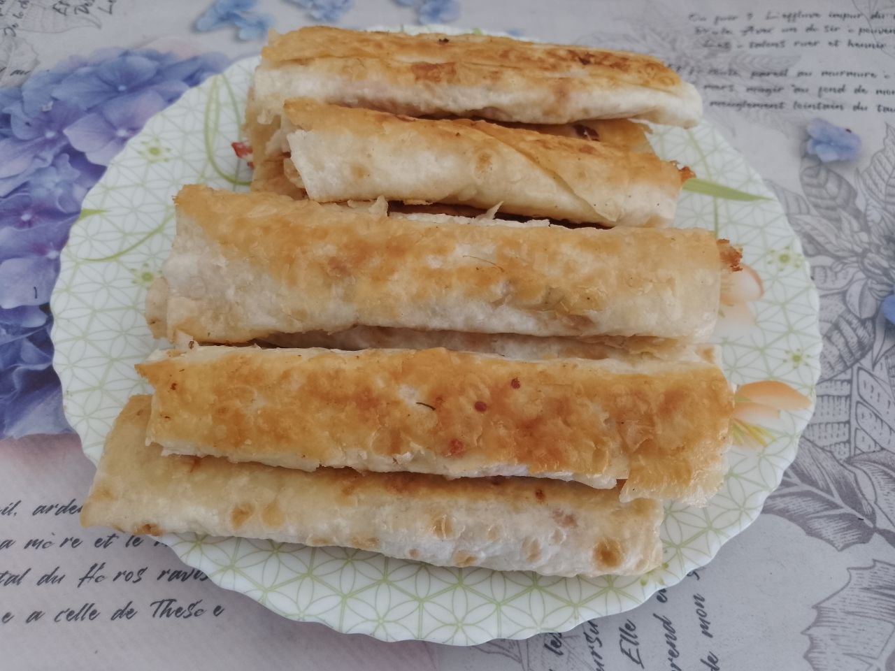 Лаваш с начинкой из куриного мяса, сыра и помидоров