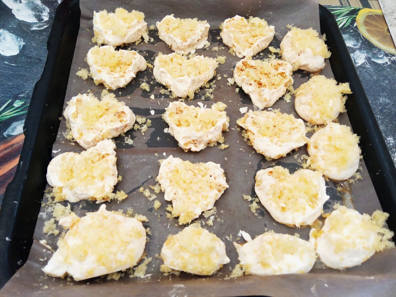 Печенье из белков, кокосовой стружки и кукурузных палочек: Духовку разогреваем до 100 С и выпекаем печенье около полутора часа. Печенье подсушиваем до тех пор, пока оно