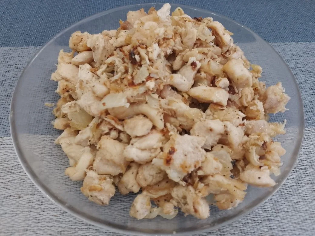 Картофельная запеканка с сыром, помидорами и куриным мясом: Мясо солим, перчим по вкусу, посыпаем сушеным молотым чесноком, добавляем измельченный лук, две ложки