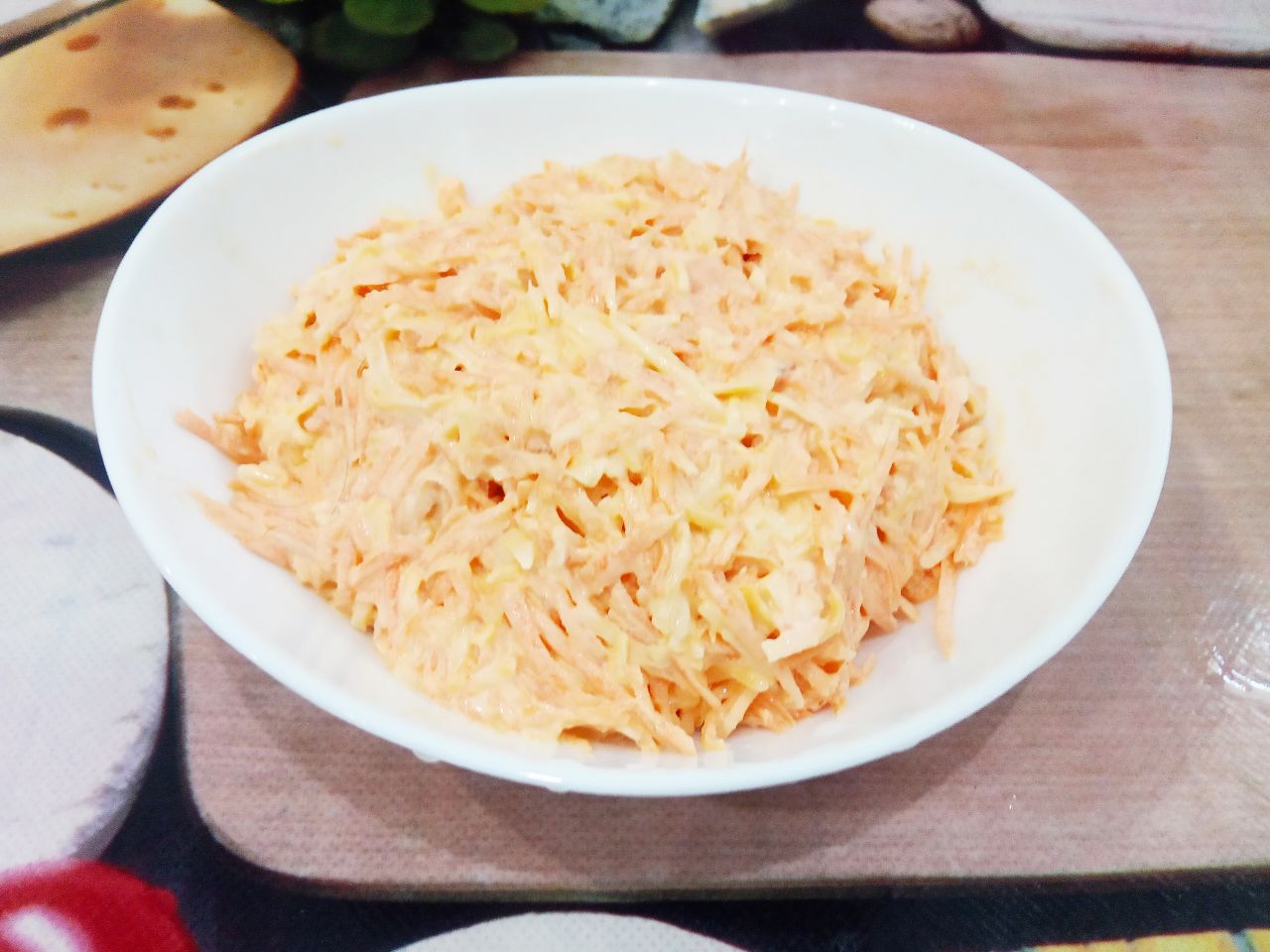 Простой рецепт салата из моркови, сыра и чеснока: Перекладываем салат в салатницу и подаем к столу.