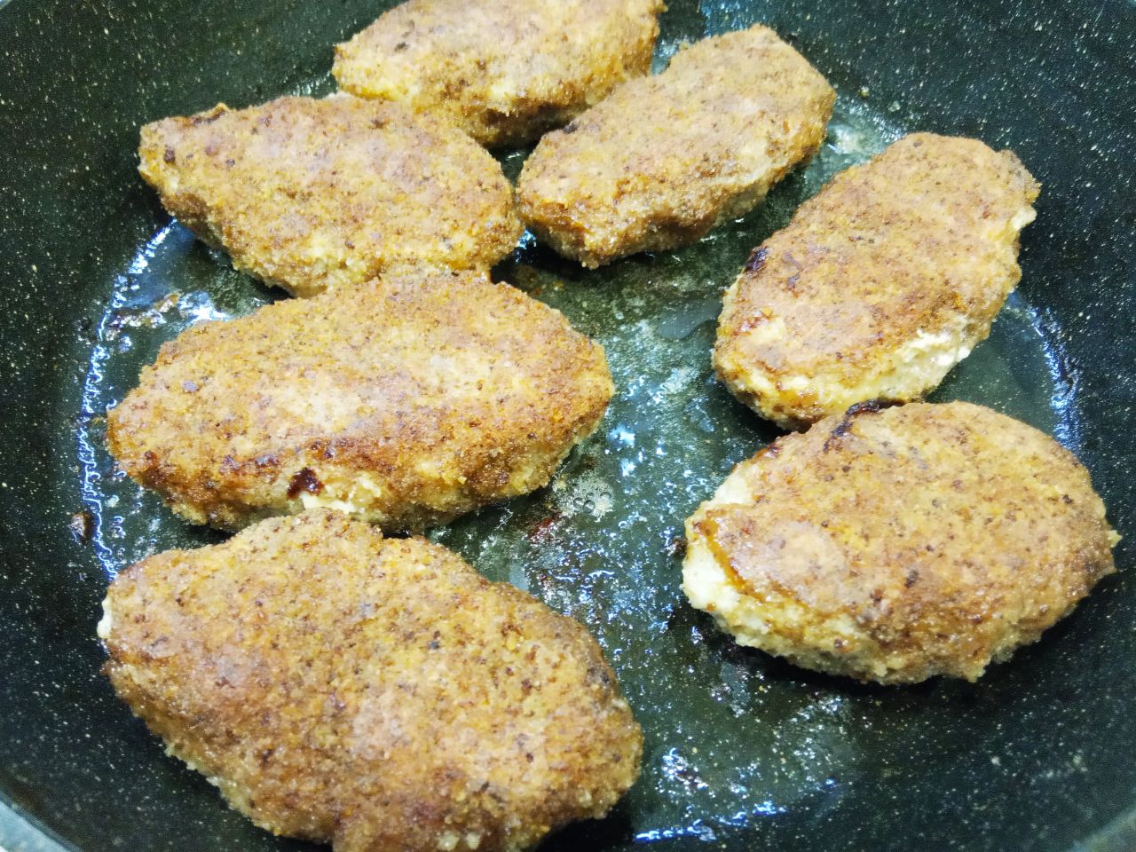 Мясные котлеты или зразы с грибами и сыром, в яичном кляре и сухарях