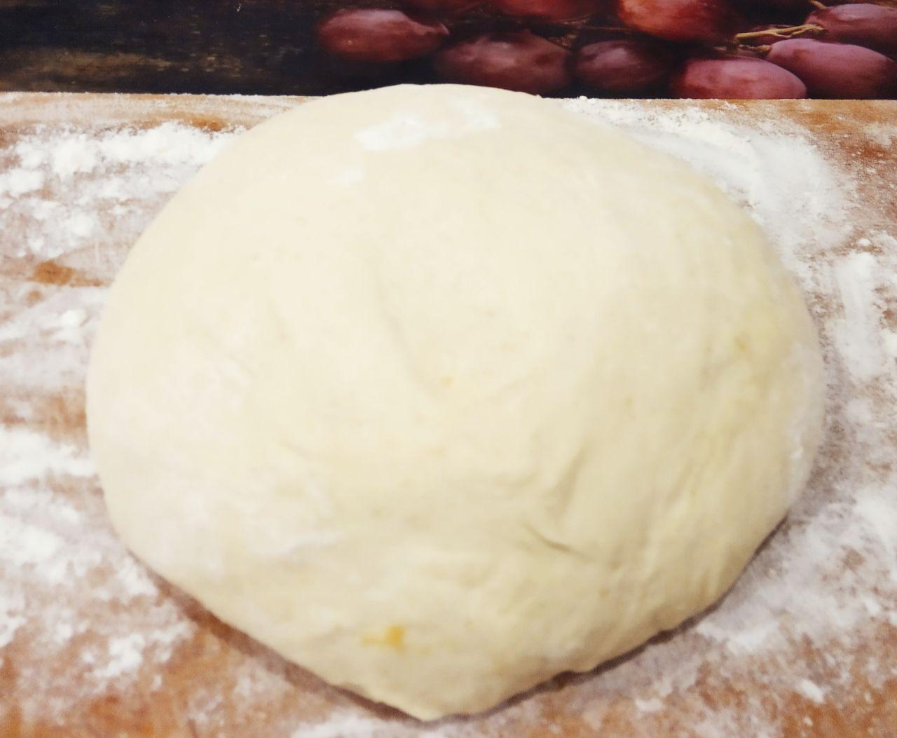 Вкусные сочные жареные пирожки на кефире с яблоками: Добавляем частями муку, замешиваем нежное мягкое тесто.