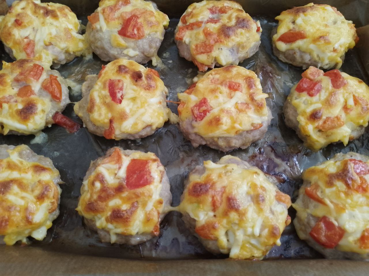 Мясные котлеты с начинкой, запеченные в духовке: Разогреваем духовку до 180 С и ставим котлеты запекать. Запекаем котлеты до готовности около 30-35 минут.