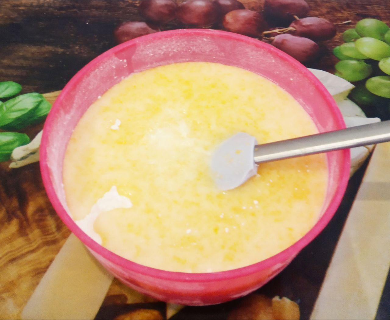 Вкусные пирожки с начинкой из тушеных яблок: Добавляем в муку желтковую массу и размешиваем.