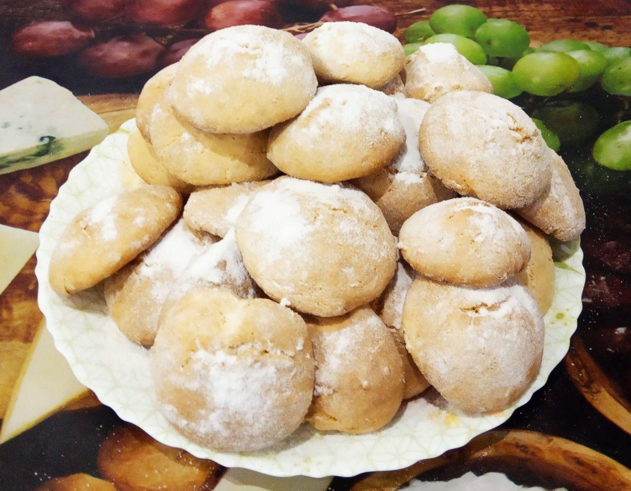 Простой рецепт печенья с вкусной хрустящей корочкой: Выкладываем печенье на блюдо, посыпаем сахарной пудрой и подаем к чаю.