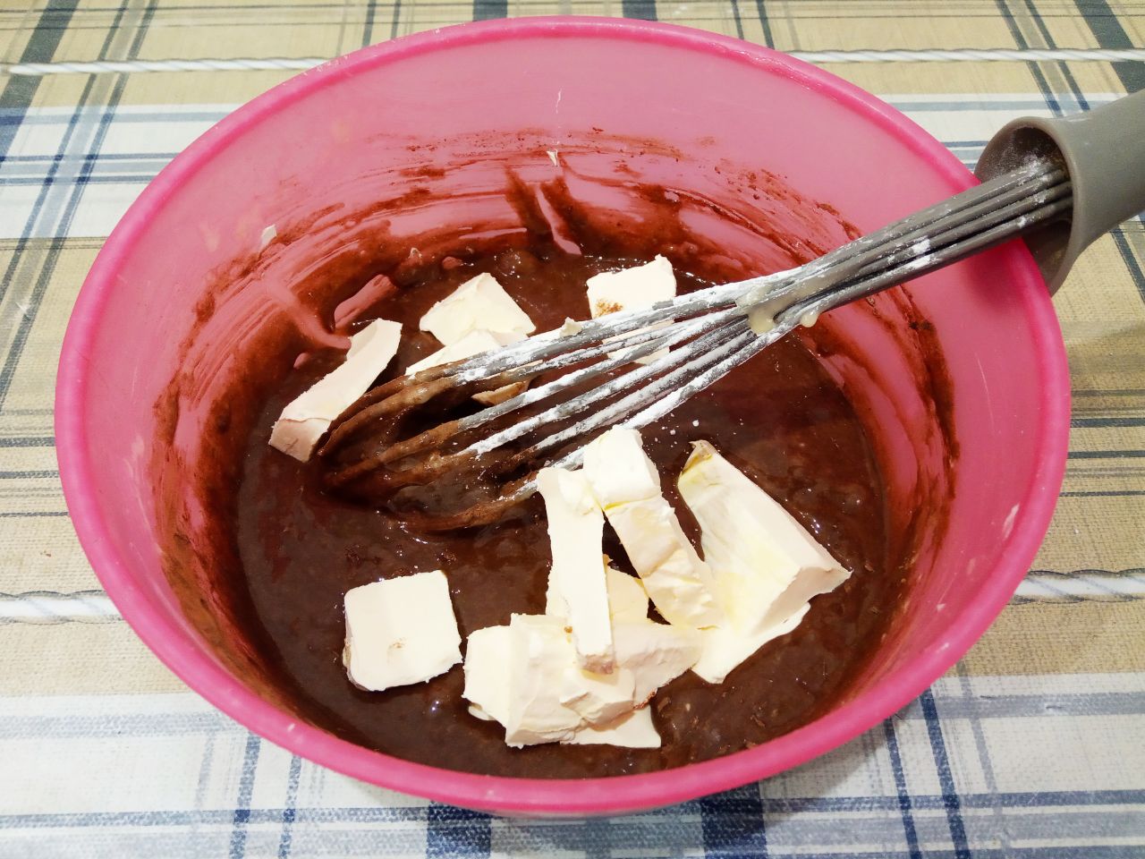 Домашнее шоколадное печенье, рассыпчатое и мягкое с кокосовой стружкой: Кладем размягченное сливочное масло и тщательно размешиваем.