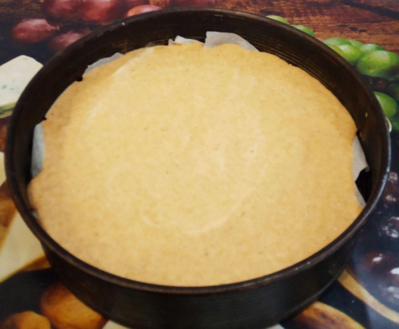 Торт из сухарей, с нежным заварным кремом, просто и вкусно: Форму застилаем пергаментом и выкладываем тесто.