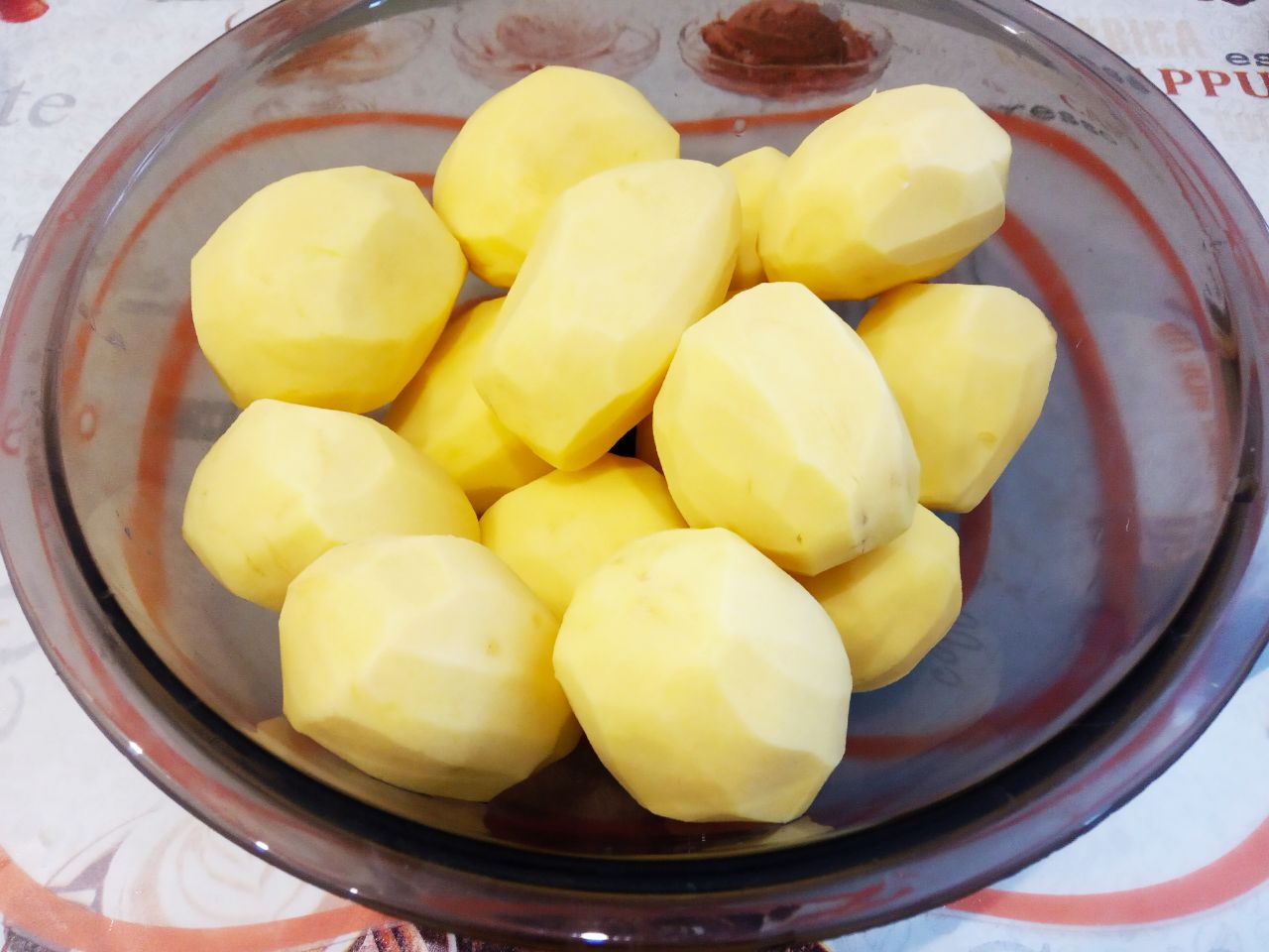 Картофель тушеный и фаршированный мясным фаршем: Картофель очищаем от кожуры и промываем водой.