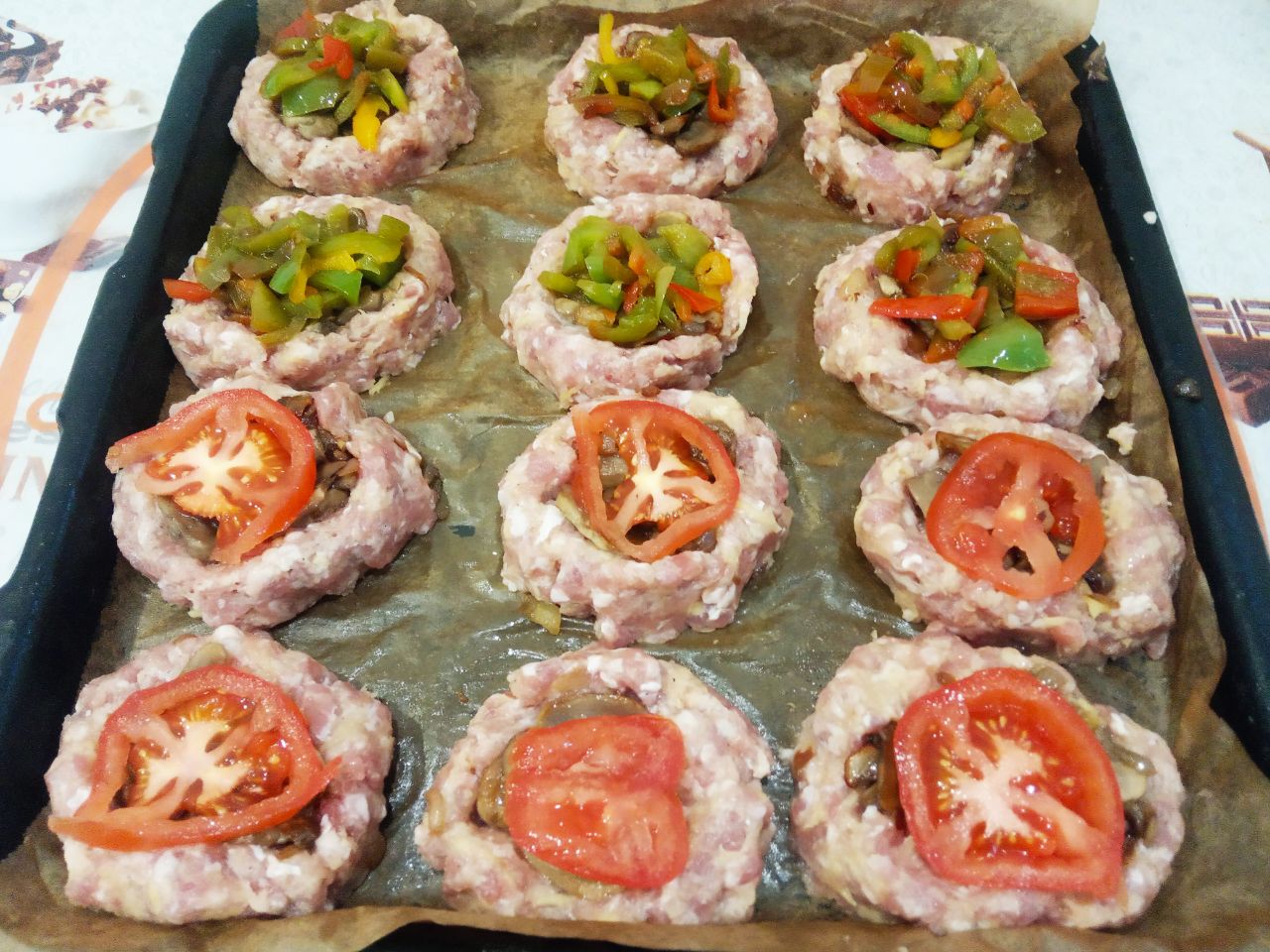 Мясные гнёзда с грибной начинкой, перцем и сыром: Поверх грибов, половину гнёзд сверху наполняем обжаренным перцем, на другую половину кладем ломтики помидор.