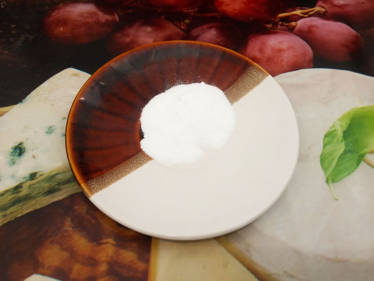 Пирог из манной крупы, изюма и муки, простой и вкусный: Через полчаса в смесь добавляем соду, перемешиваем.