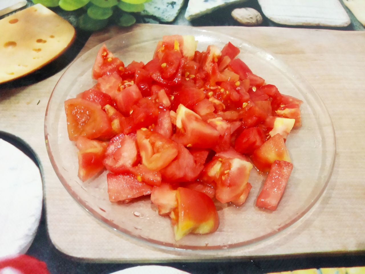 Тушеная фасоль с овощами, вкусно и сытно: Помидоры промываем, опускаем на минуту в горячую воду и снимаем кожицу. Разрезаем помидоры на небольшие