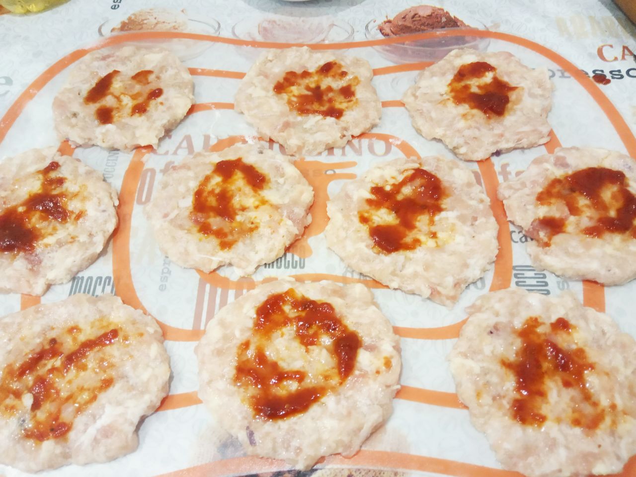 Мясные конвертики с сыром, жареные на сковороде: Смазываем кружочки томатной пастой.