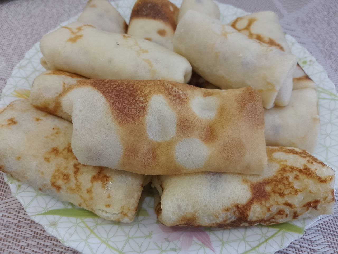 Блины с яичной начинкой, вкусные и сытные: На блин кладем начинку и заворачиваем по своему усмотрению.