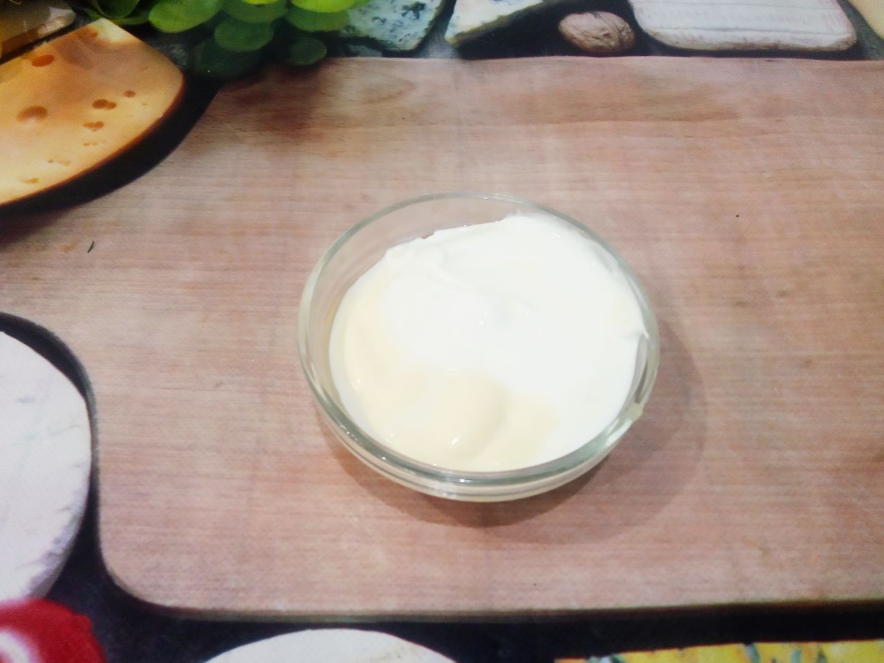 Запеченные баклажаны с фаршем, помидорами и сыром, в духовке: Соединяем сметану, майонез, чеснок и кубики помидоров, солим по вкусу и перемешиваем.
