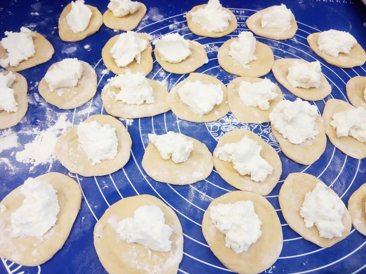 Простой рецепт вареников с творогом, вкусные и аппетитные: На каждую лепешку кладем творожную начинку и защипываем края лепешки. Нежелательно класть много начинки —