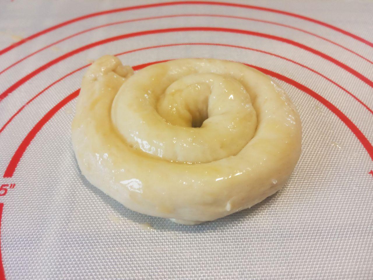 Булочки с сахарной начинкой, просто и вкусно: Булочки смазываем взбитым яйцом и смазанной стороной обмакиваем в сахар.