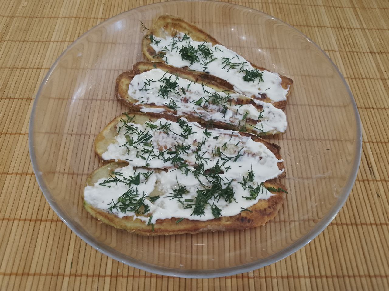 Кабачки жареные с чесноком, майонезом и укропом: Половину жареных кабачков посыпаем измельченным чесноком, а половину смазываем майонезом, посыпаем чесноком и