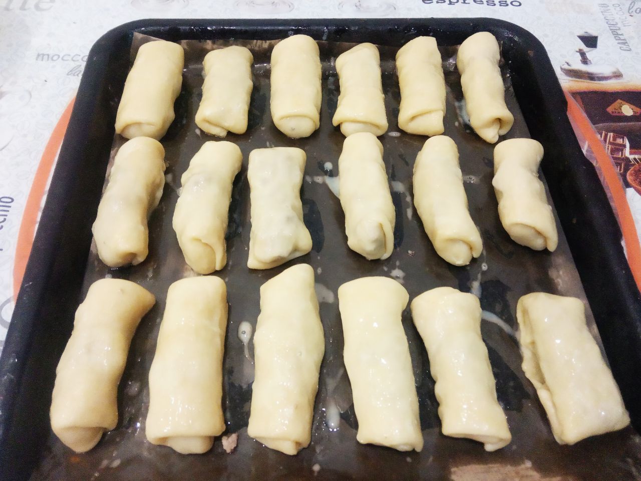 Простой рецепт пирожков из теста на растительном масле, с мясной начинкой: Яйцо взбиваем и смазываем пирожки.