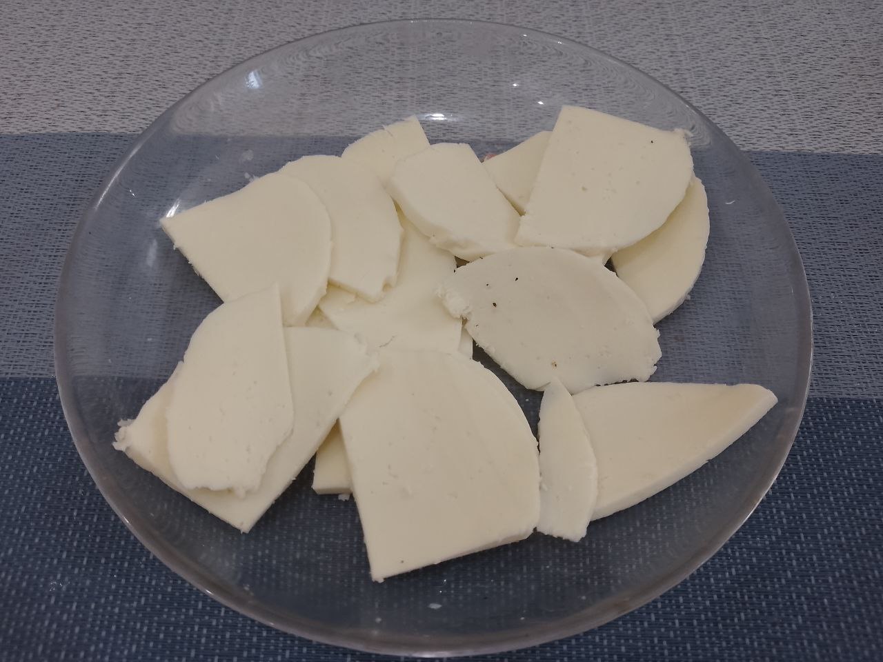 Запеканка зити с мясными шариками, сыром и протертыми помидорами: Сыр моцареллу нарезаем ломтиками.