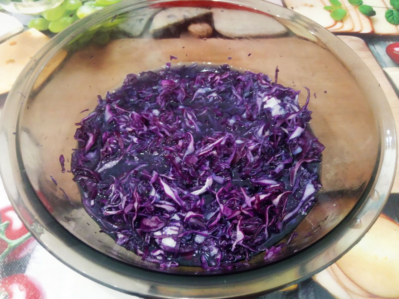 Салат из краснокочанной капусты, полезно и просто: Чтобы капуста стала помягче я ещё залила кипятком на пару минут.