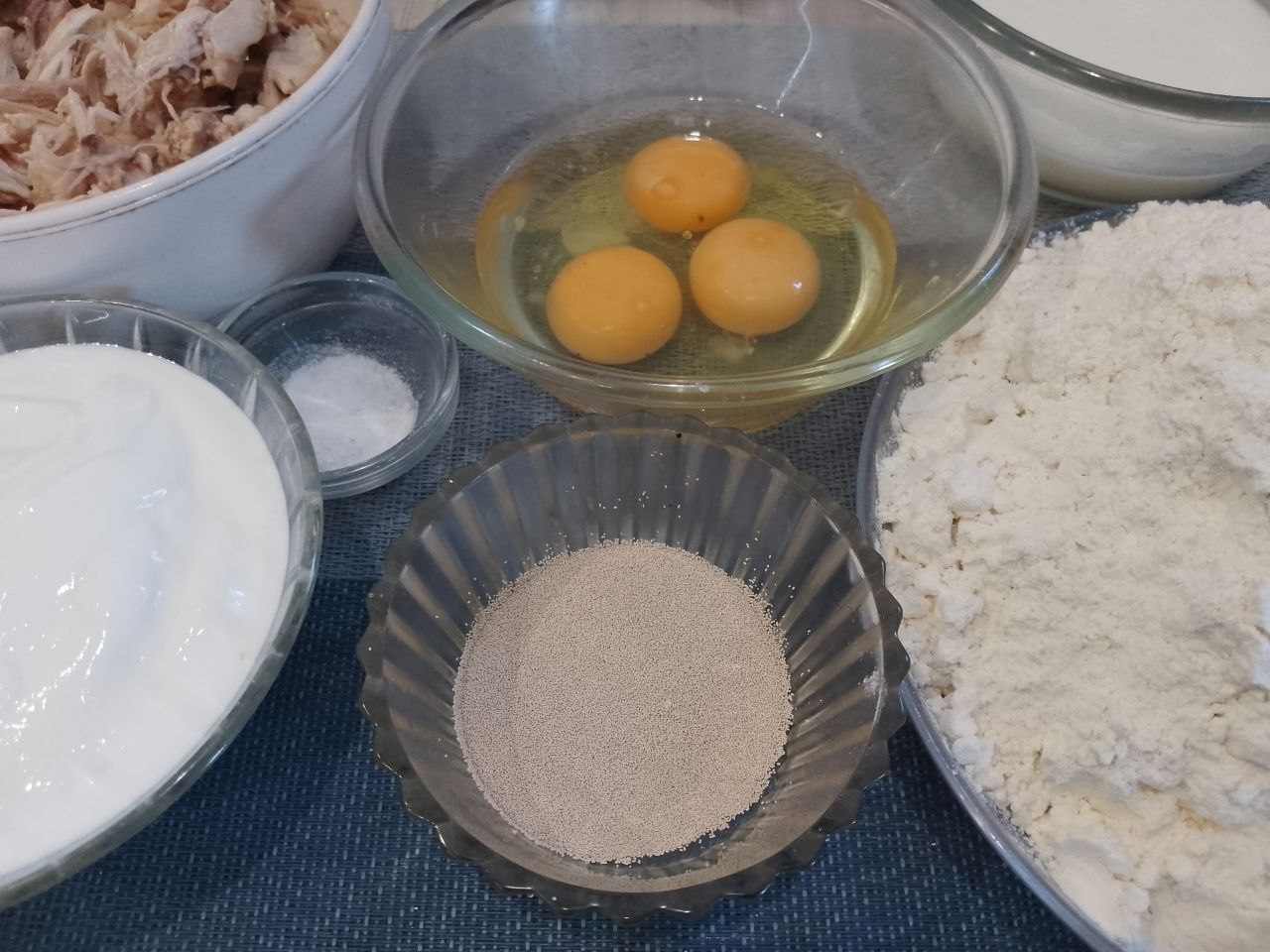 Жареные пирожки из дрожжевого теста, с мясом