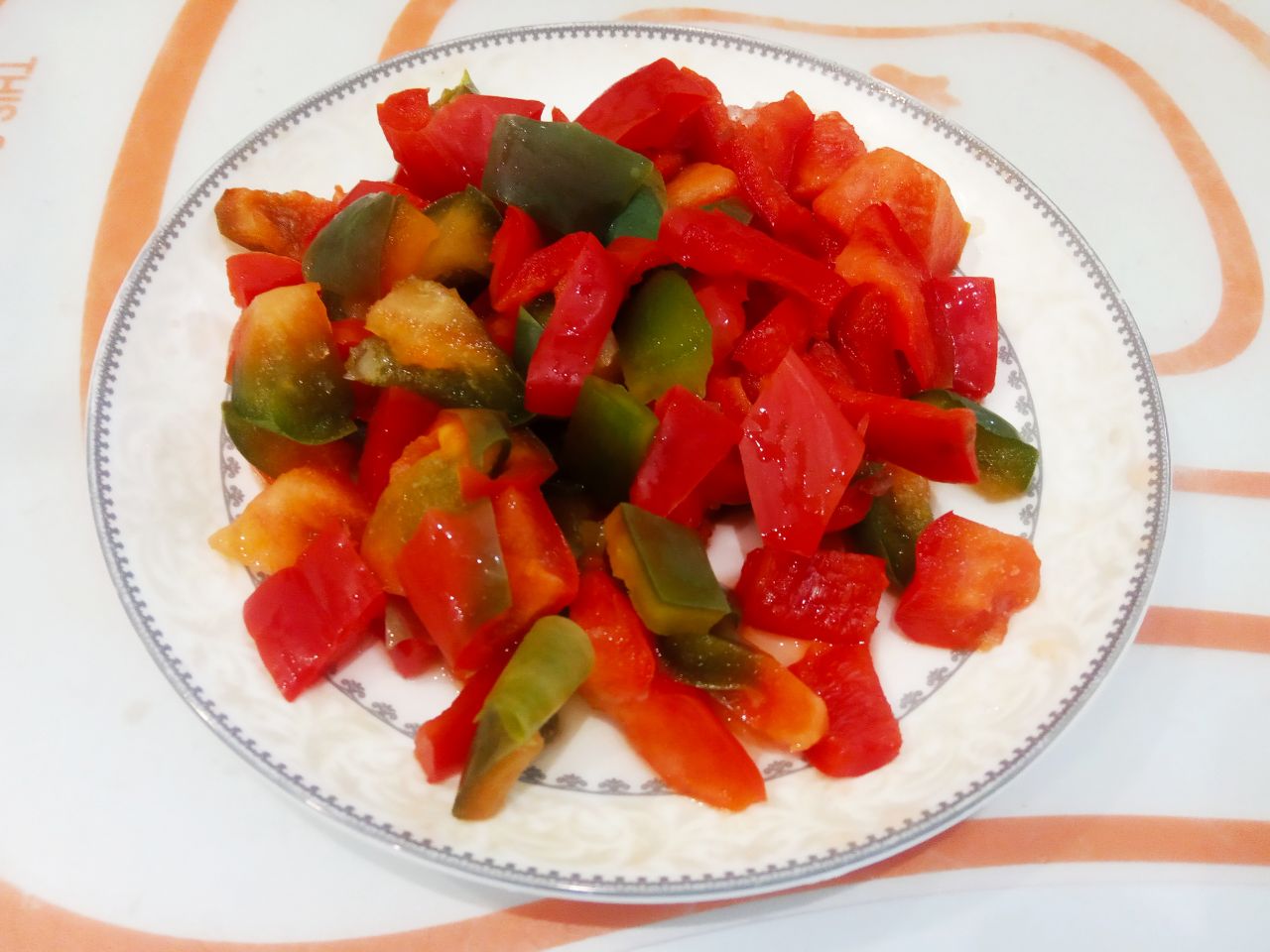 Чесночные стрелки с овощами, томатным соусом и мясным фаршем: Перец очищаем от семян, промываем и нарезаем полосками.